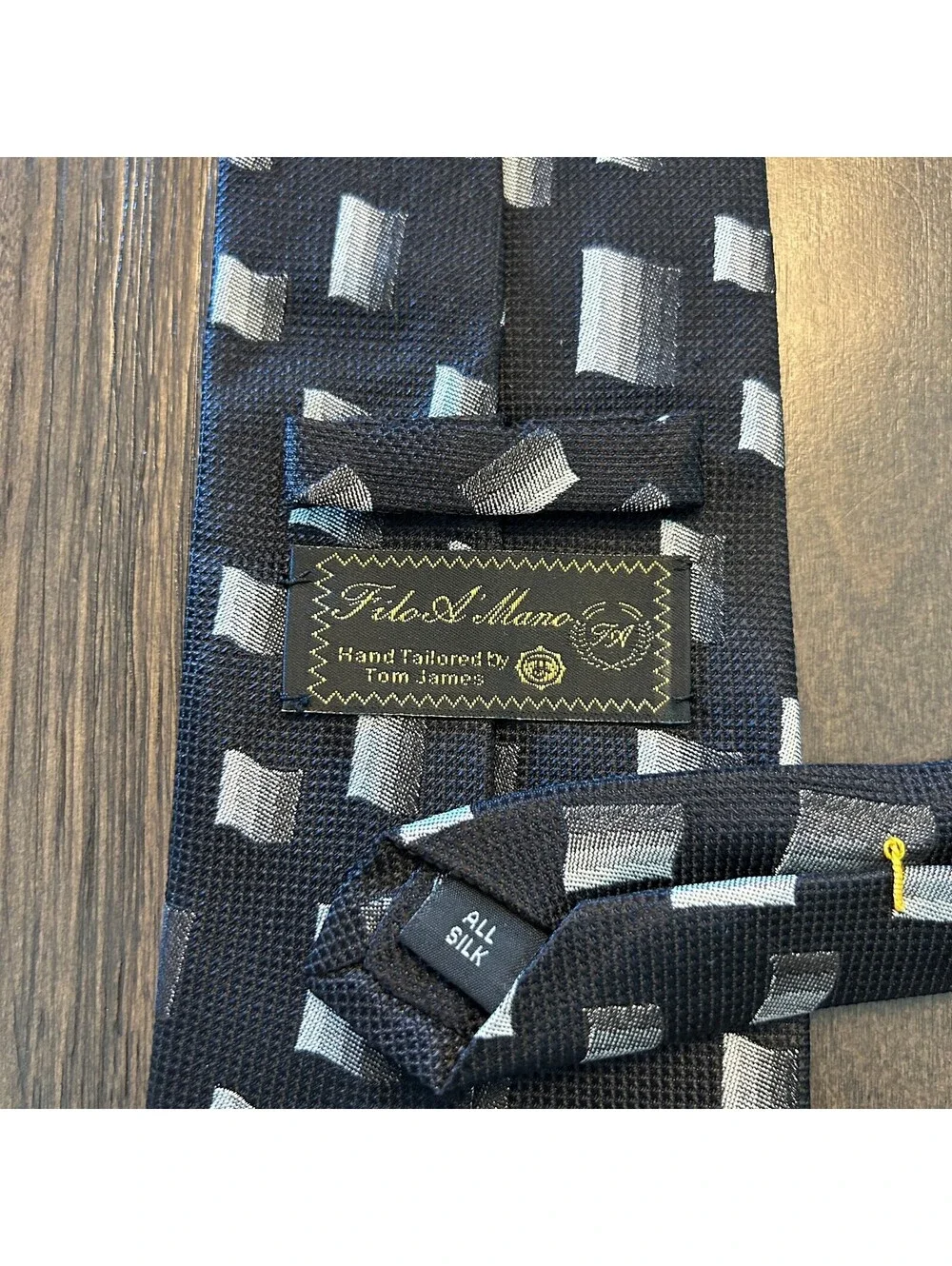 Talo di Mano by Tom James  Men’s 100% Silk Tie Navy Silver Geometric NWOT